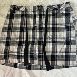 St John Bay Skort, zip frt w/tie, black/wht plaid 2 frt pockets, fake back ones